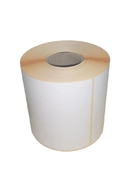 Rolka białych, pustych naklejek samoprzylepnych na papierowym rdzeniu, widoczny pasek kleju na krawędzi.