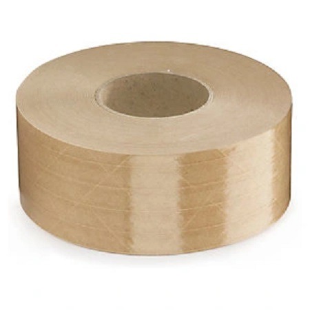 Rolka brązowej, papierowej taśmy klejącej z widoczną strukturą papieru i delikatnymi paskami kleju.