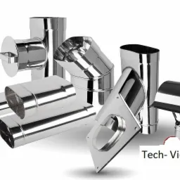 Zestaw błyszczących, chromowanych elementów systemów kominowych o różnych kształtach, w tym rury proste, kolanka, trójniki i zakończenia kominowe, ułożonych na białym tle.