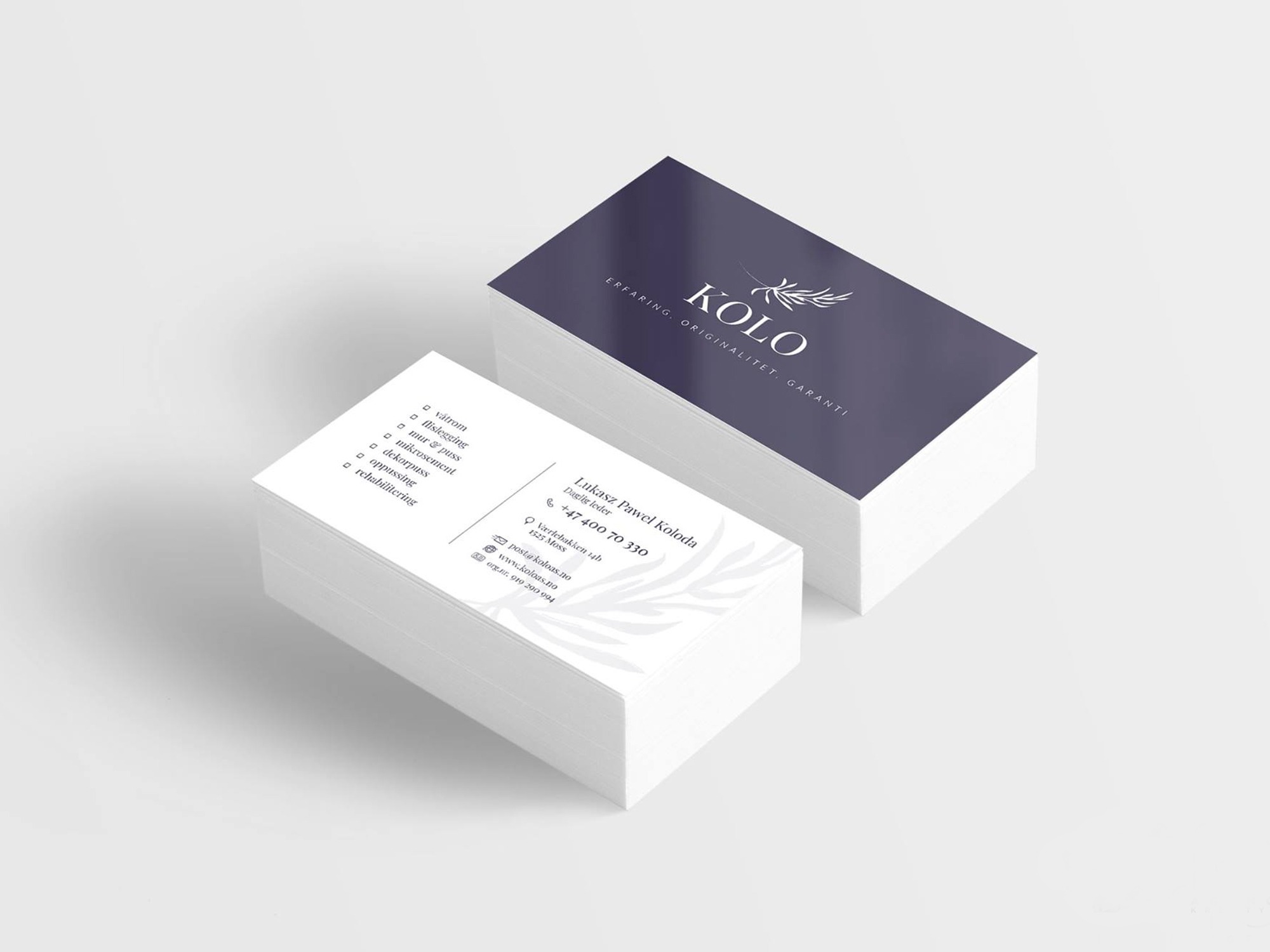 Dwa stosy wizytówek firmy remontowo-budowlanej KOLO z ciemnofioletowym logo i danymi kontaktowymi na białym tle.