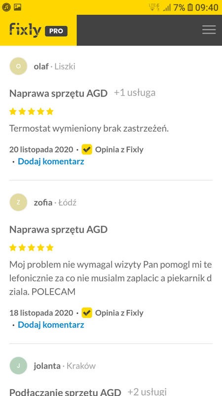 Zrzut ekranu z pozytywnymi opiniami na temat naprawy sprzętu AGD na platformie Fixly, widoczne oceny pięciogwiazdkowe i pochlebne komentarze dotyczące wymiany termostatu i pomocy telefonicznej.