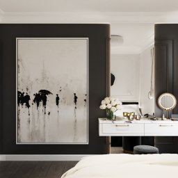 Stylownia Magdalena Szumiec - Elegancka toaletka z lustrem i kwiatami na tle ściany z abstrakcyjnym obrazem w sypialni. Minimalistyczny design, stonowana kolorystyka, subtelne oświetlenie.