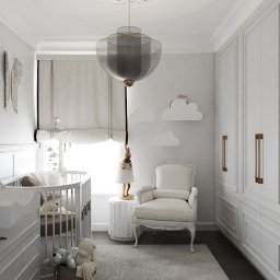 Stylownia Magdalena Szumiec - Jasne wnętrze pokoju dziecięcego z owalnym łóżeczkiem, pluszowymi zabawkami, dekoracjami chmurkami i szafą w zabudowie z frezowanymi frontami.