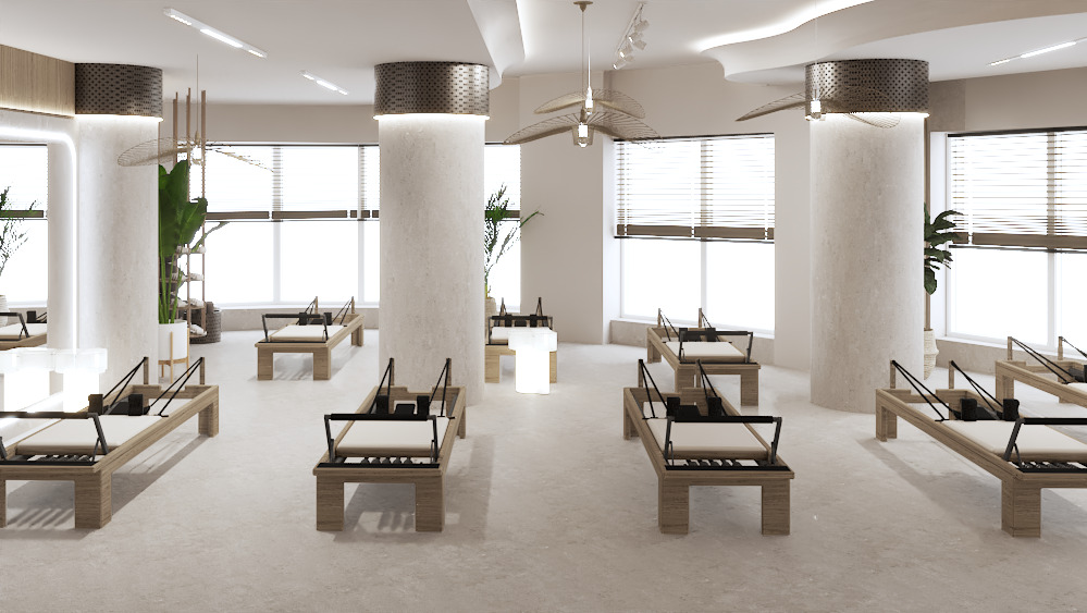 Jasne, przestronne studio pilates z drewnianymi reformerami, kolumnami i dużymi oknami z żaluzjami. Minimalistyczny design z roślinami doniczkowymi.