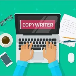 Ilustracja przedstawiająca dłonie piszące na laptopie z napisem 'COPYWRITER' na ekranie, obok leżą okulary, filiżanka kawy, smartfon, kartki z tekstem, długopis i ołówek, a obok myszka komputerowa.