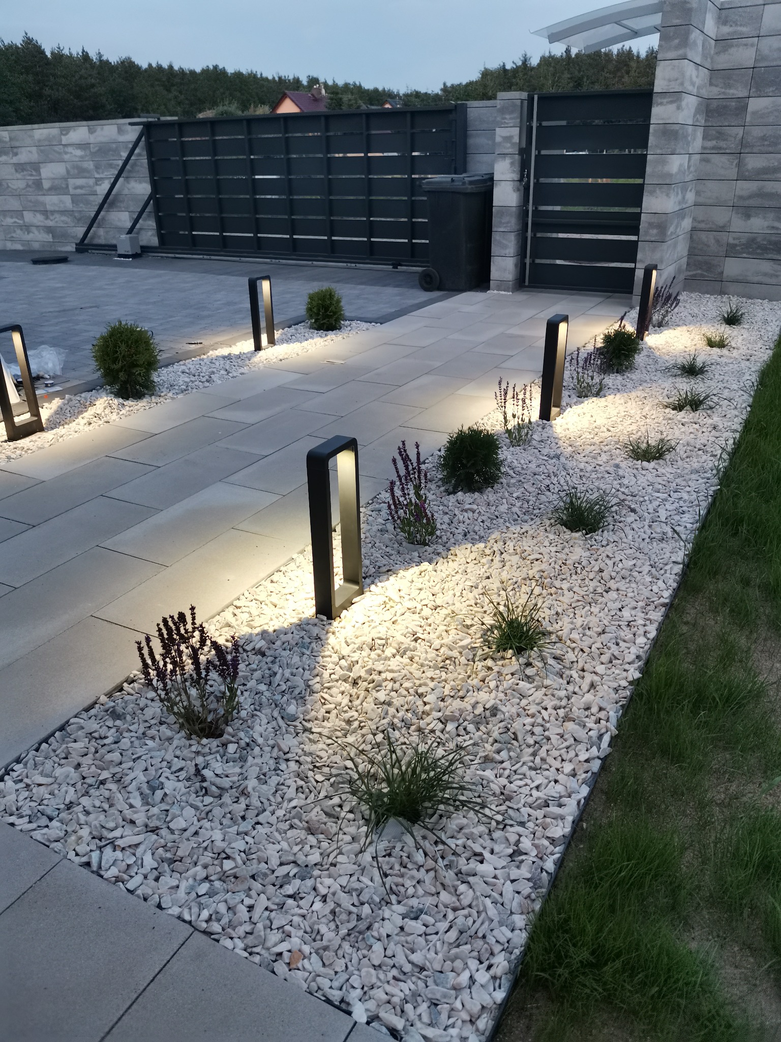 Rabata, oświetlenie, nawierzchnia oraz ogrodzenie _ zieleń prywatna