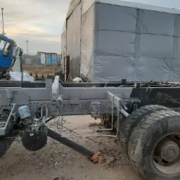 Piaskowanie ramy samochodu ciężarowego