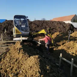 Wykop fundamentów minikoparką.