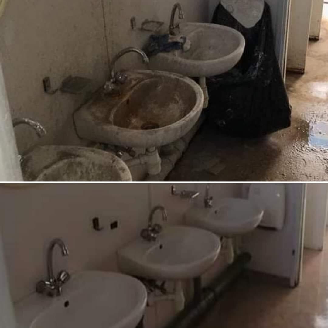 Porównanie stanu umywalek przed i po czyszczeniu: trzy brudne umywalki w górnej części zdjęcia, a poniżej te same trzy umywalki po umyciu, prezentujące czystą, białą powierzchnię.