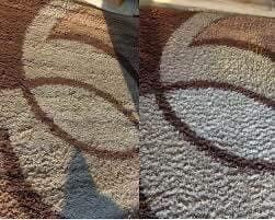 Fragment dywanu z wzorem w owale, widoczne różnice w kolorze i strukturze włókien po prawej i lewej stronie, prawdopodobnie po procesie czyszczenia.