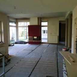 Zabezpieczanie podłóg przed malowaniem to ważny etatp rozpoczęcia prac.