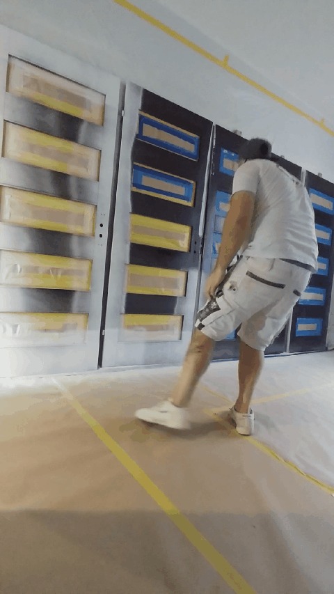 Zmiana koloru drzwi,metodą natryskową.