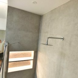 ROYAL BUD Kompleksowe Wykończenia wnętrz YURII TYMOSHCHUK - Nowoczesna kabina prysznicowa z szarymi płytkami, wnęką z podświetleniem i deszczownicą. Minimalistyczny design, widok z dołu.