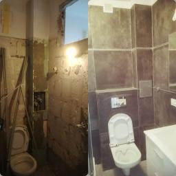 ROYAL BUD Kompleksowe Wykończenia wnętrz YURII TYMOSHCHUK - Porównanie stanu łazienki przed i po: surowe ściany z instalacją hydrauliczną vs. wykończone ciemne płytki, biała toaleta i umywalka z szafką.