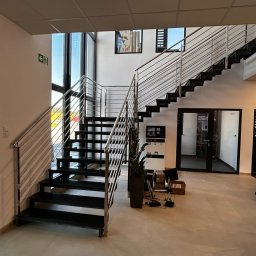 schody metalowe z balustradą ze stali nierdzewnej, stopnie z granitu