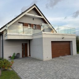 balustrada szklana w systemie profili aluminiowych