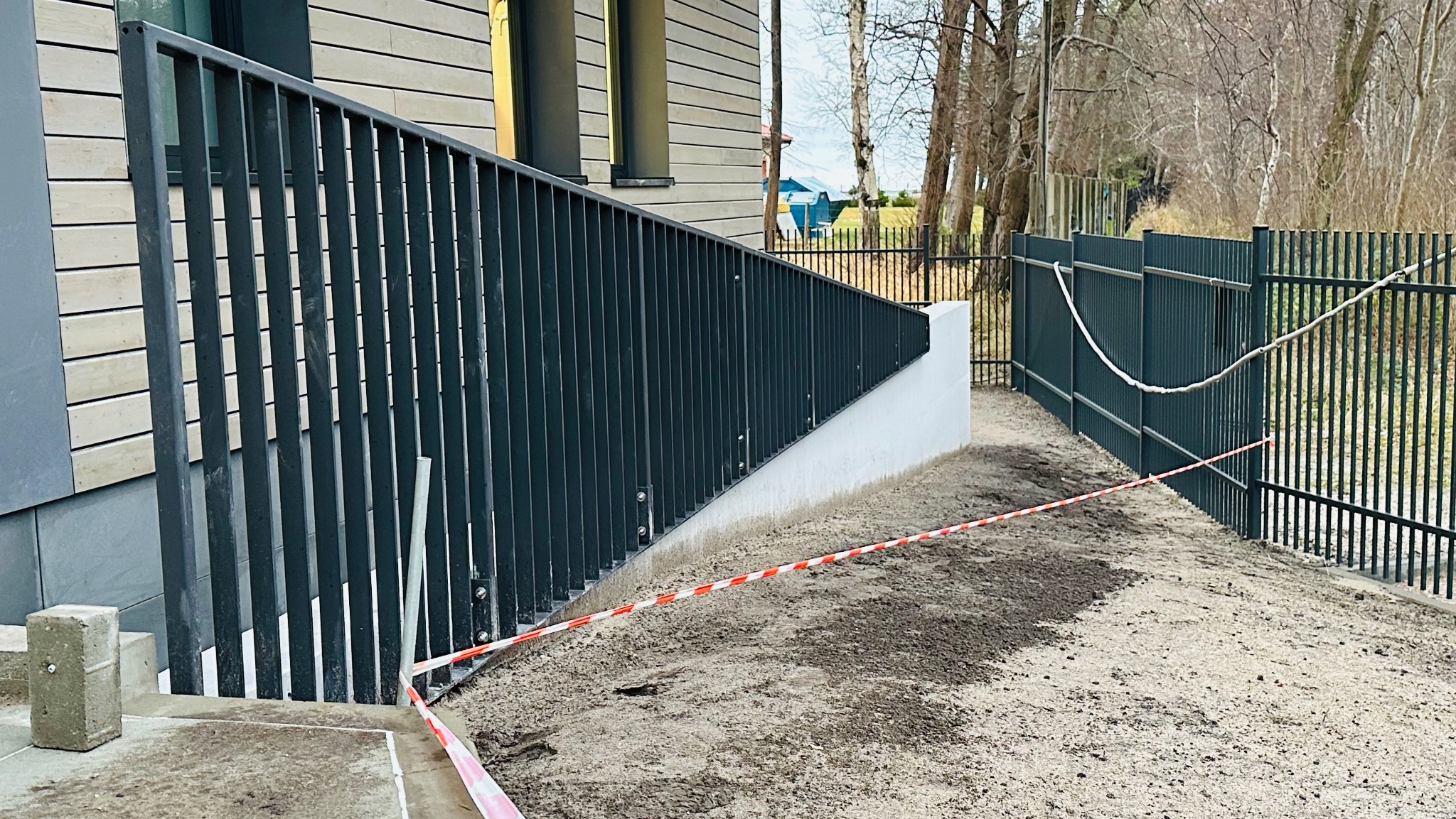 Balustrady terenowe wykonane ze stali konstrukcyjnej cynkowanej ogniowo i malowane proszkowo.