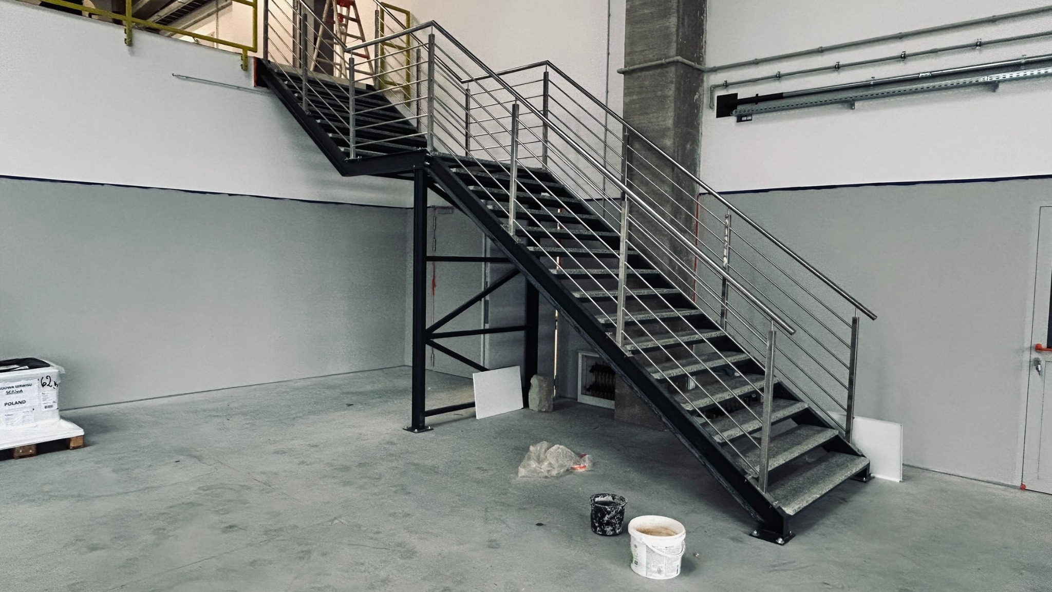 schody metalowe z balustradą nierdzewną, stopnie z granitu