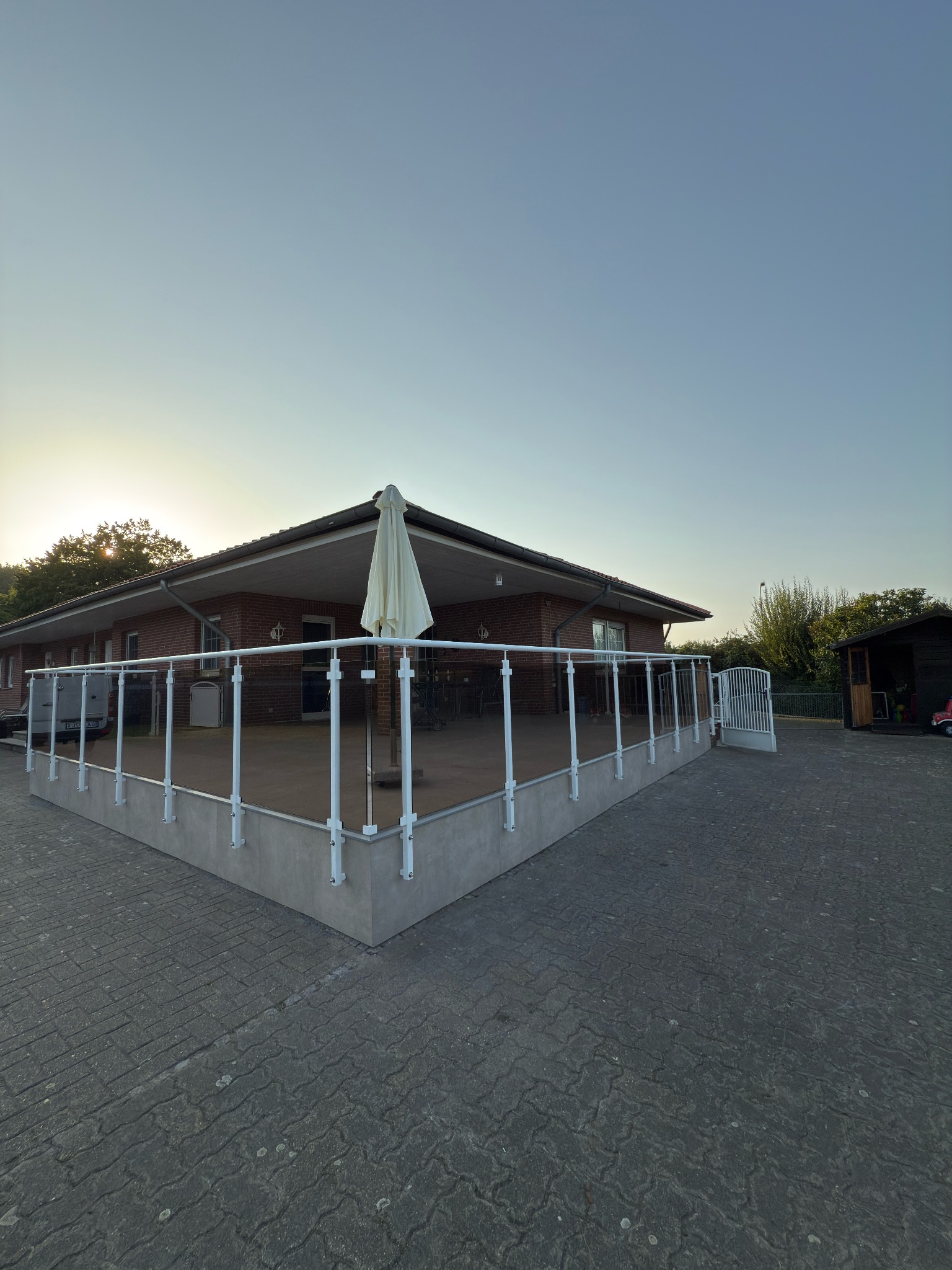 balustrada nierdzewna, malowana proszkowo ze szkłem bezpiecznym