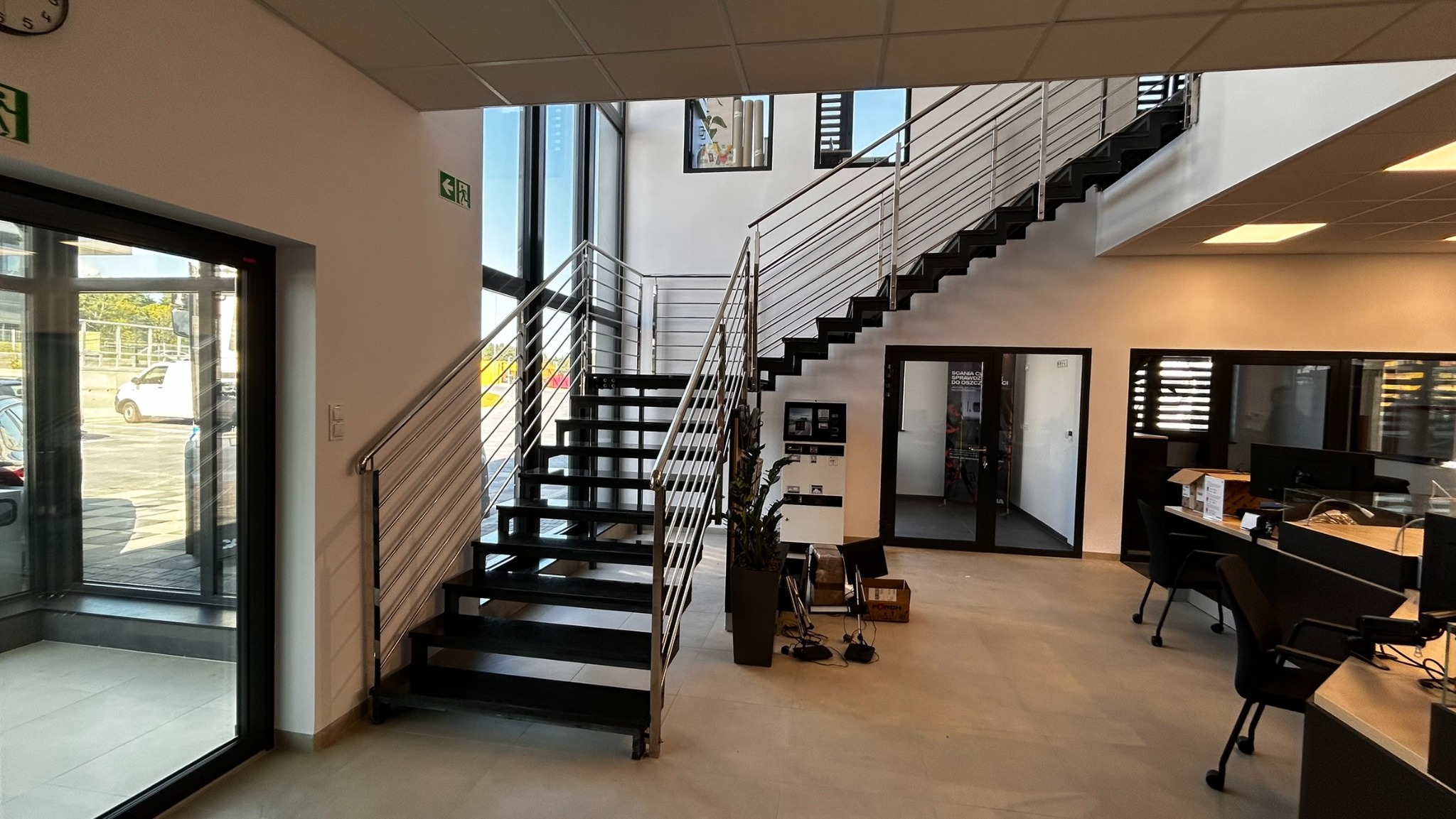 schody metalowe z balustradą ze stali nierdzewnej, stopnie z granitu