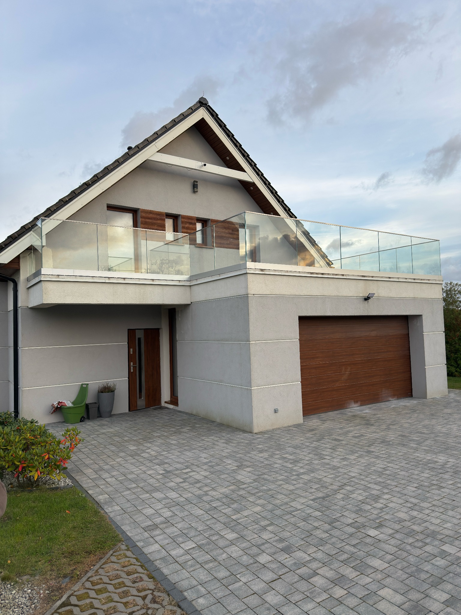 balustrada szklana w systemie profili aluminiowych