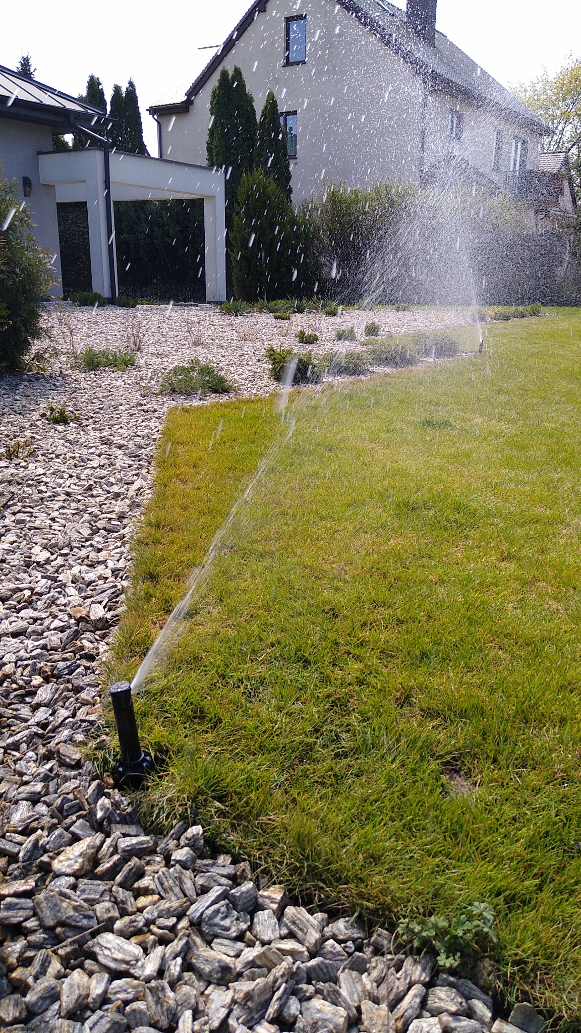 Montaż instalacji nawadniania ogrodów trawników sadów