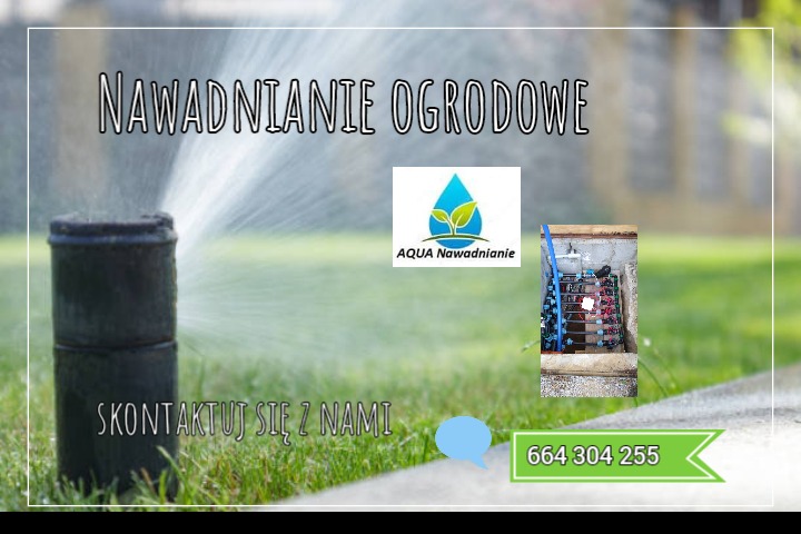 Działający zraszacz ogrodowy nawadniający trawnik, logo firmy AQUA Nawadnianie oraz instalacja z rur i zaworów do nawadniania.