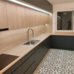 Nowoczesna kuchnia z drewnianymi szafkami górnymi i grafitowymi dolnymi, jasny blat, wzorzysta podłoga i oświetlenie LED podszafkowe.