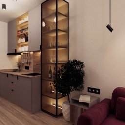 Sebastian Drelichowski - Wizualizacja wnętrza: nowoczesna kuchnia z szarymi szafkami, drewnianym blatem i przeszkloną witryną z oświetleniem LED, uzupełniona rośliną doniczkową i elementami dekoracyjnymi.