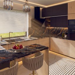 SDesign3D projektowanie wnętrz oraz wizualizacje 3D - Nowoczesna kuchnia z marmurowym blatem, drewnianymi szafkami i oświetleniem LED. Na wyspie owocowa misa. Widok na okno z żaluzjami i zielenią za nim.
