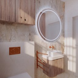 SDesign3D projektowanie wnętrz oraz wizualizacje 3D - Elegancka łazienka z marmurowymi płytkami, okrągłym lustrem z podświetleniem LED, drewnianą szafką pod umywalką i toaletą. Ciepłe oświetlenie.
