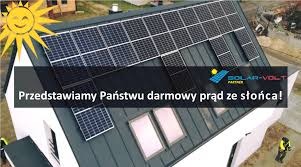 Panel fotowoltaiczny na dachu domu jednorodzinnego, widoczne okna dachowe i komin, w tle budynki mieszkalne, w prawym dolnym rogu fragment sylwetki montera, w lewym górnym rogu rysunek słońca,...
