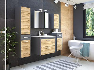 Nowoczesna aranżacja łazienki z szarymi meblami z drewnianymi frontami, wolnostojąca wanna i dywanik w paski.