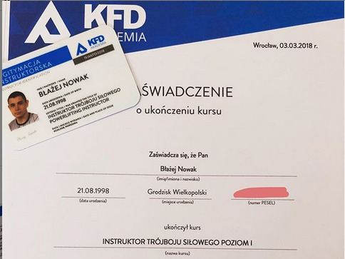 Karta identyfikacyjna instruktora trójboju siłowego oraz świadectwo ukończenia kursu instruktora trójboju siłowego, wydane przez KFD Akademia, na imię i nazwisko Błażej Nowak.