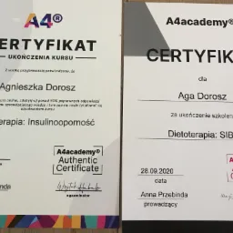 Dwa certyfikaty ukończenia kursu dietoterapii A4academy, jeden dla Agnieszki Dorosz z dietoterapii insulinooporności, drugi dla Agi Dorosz z dietoterapii SIBO, oba podpisane przez Annę Przebindę.