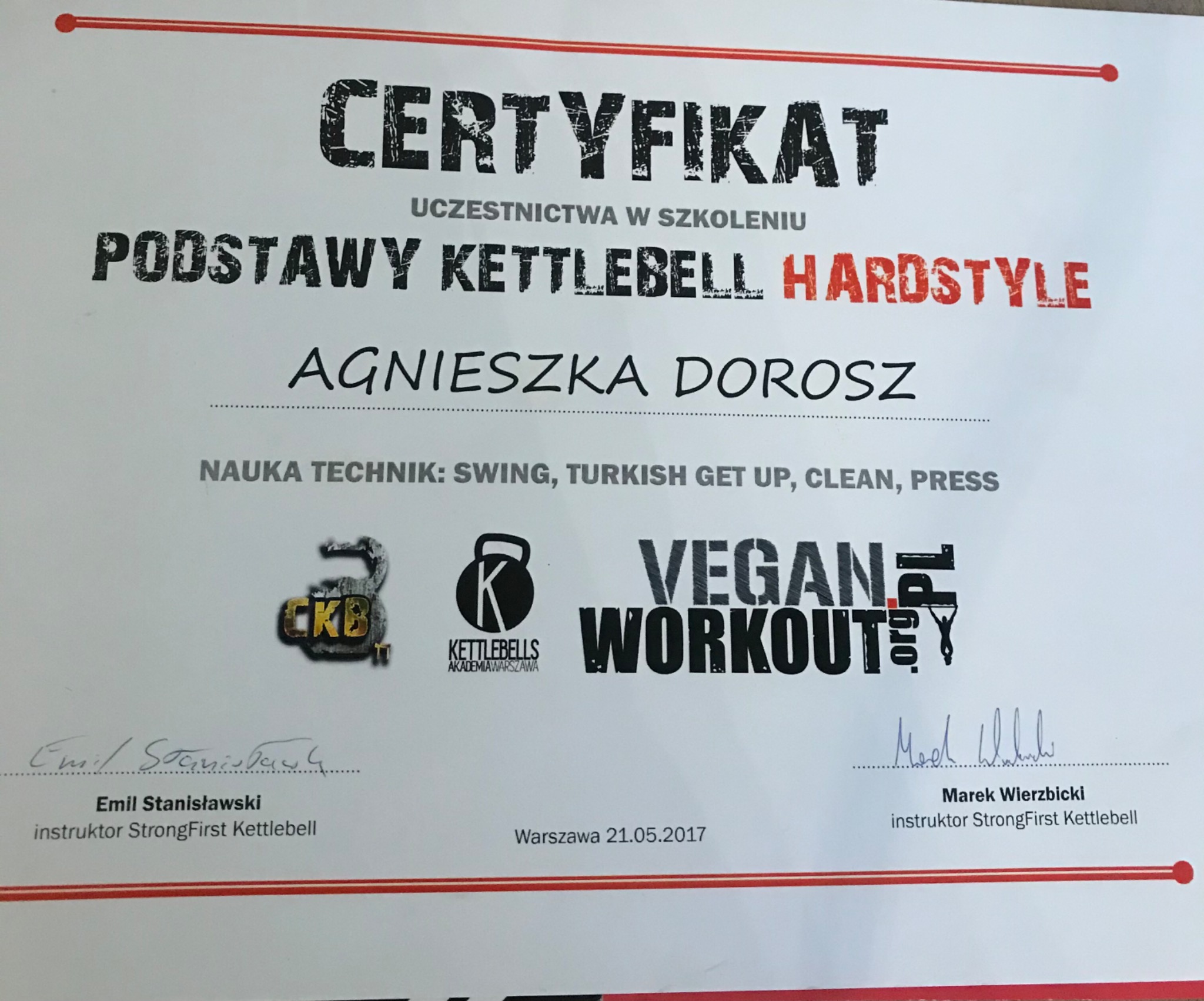 Certyfikat uczestnictwa w szkoleniu z podstaw kettlebell hardstyle, imię Agnieszka Dorosz, nauka technik: swing, turkish get up, clean, press, z logo CKB, Kettlebells Akademia Warszawa i Vegan...