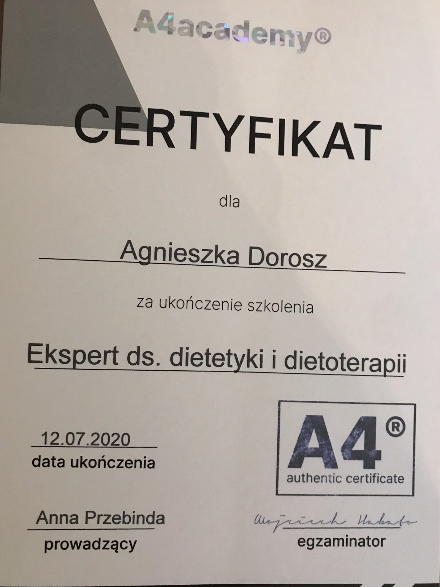 Skan certyfikatu ukończenia szkolenia 'Ekspert ds. dietetyki i dietoterapii' dla Agnieszki Dorosz, wydany 12.07.2020 przez A4academy.