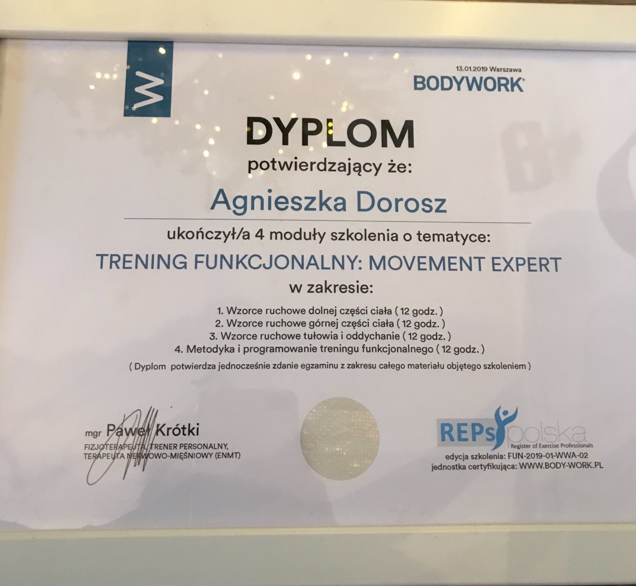 Dyplom ukończenia szkolenia z treningu funkcjonalnego 'Movement Expert' dla Agnieszki Dorosz, sygnowany przez mgr. Pawła Krótkiego, fizjoterapeutę i trenera personalnego, z logo Bodywork i REPS...