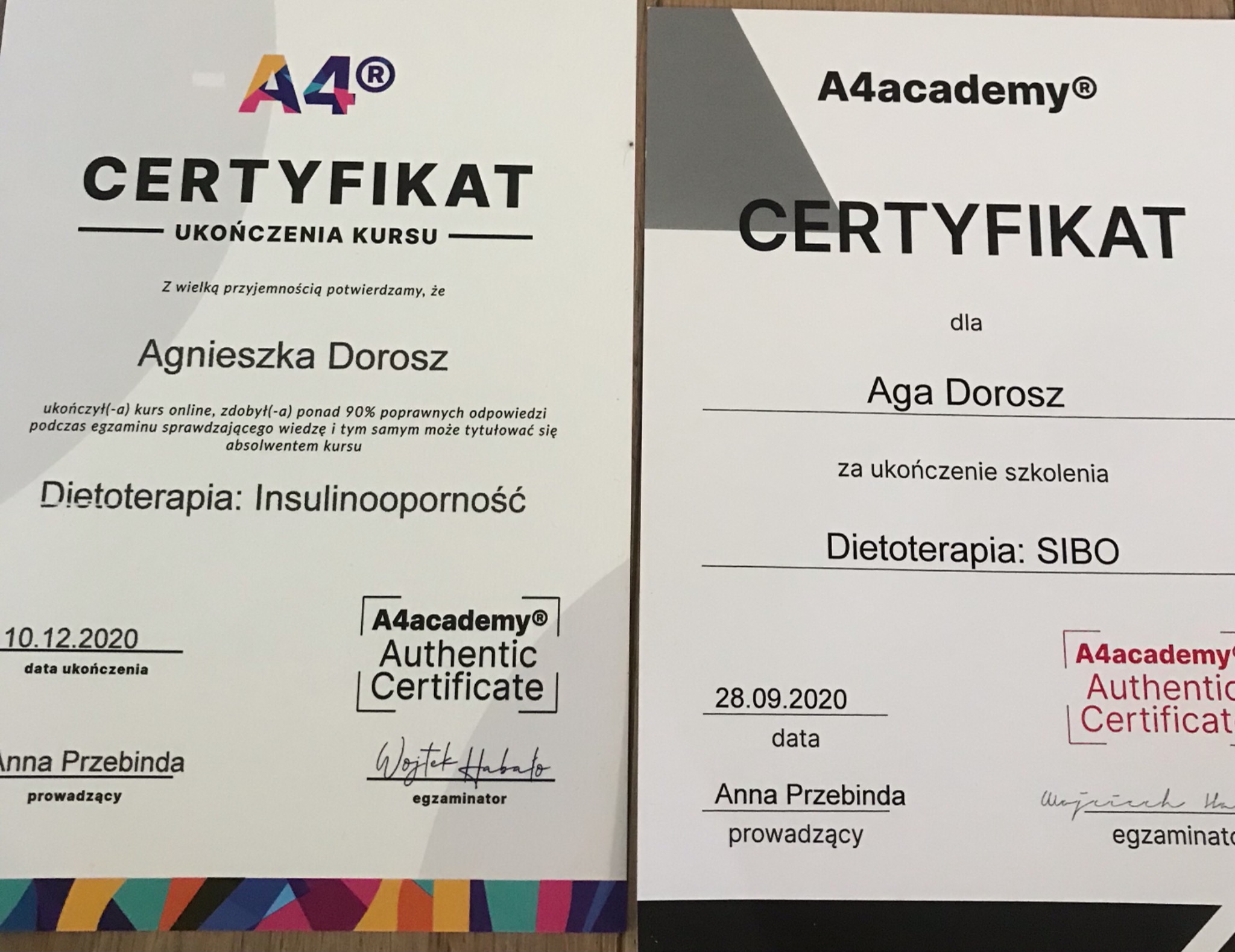 Dwa certyfikaty ukończenia kursu dietoterapii A4academy, jeden dla Agnieszki Dorosz z dietoterapii insulinooporności, drugi dla Agi Dorosz z dietoterapii SIBO, oba podpisane przez Annę Przebindę.
