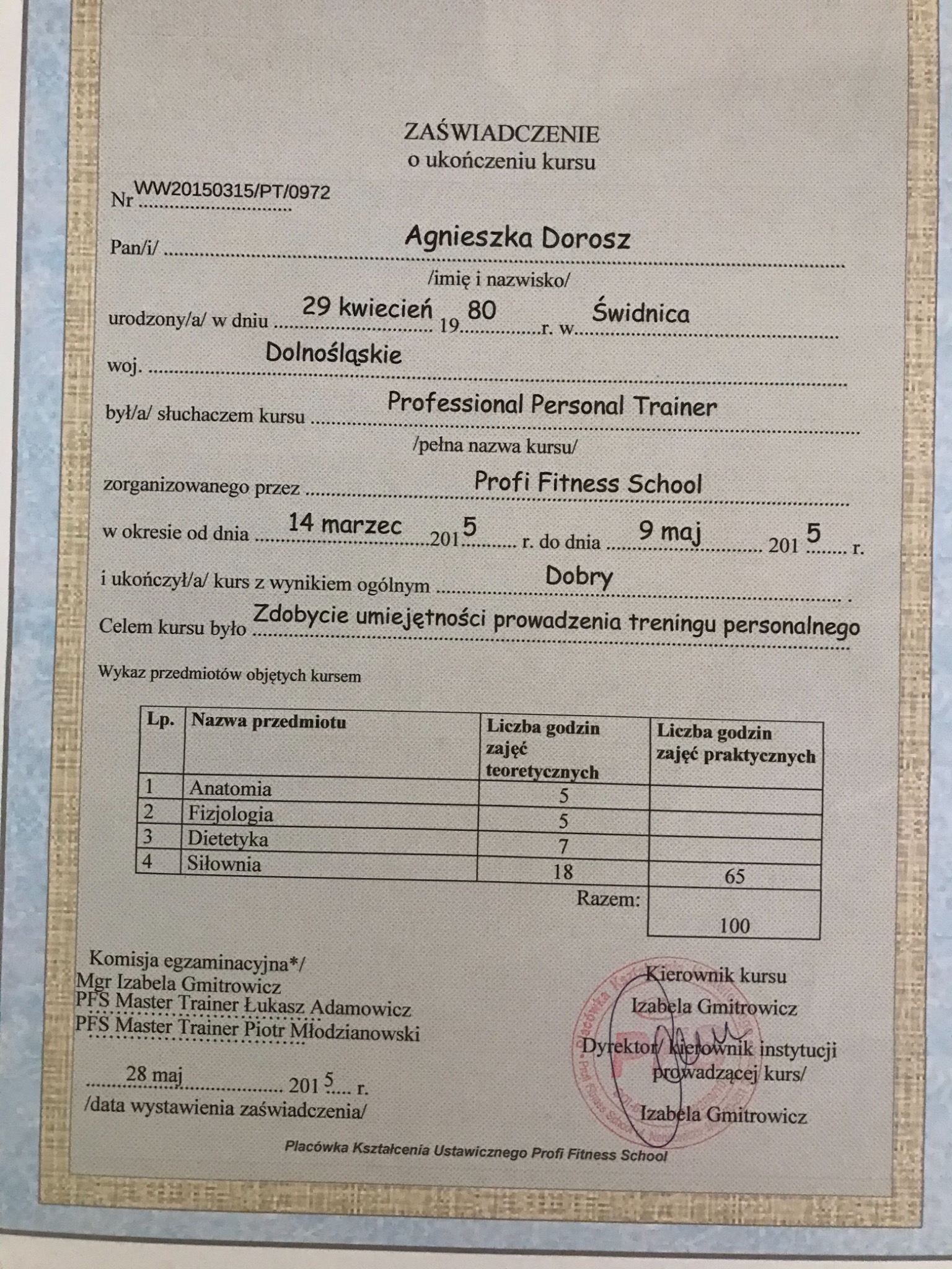 Skan zaświadczenia o ukończeniu kursu 'Professional Personal Trainer' przez Agnieszkę Dorosz, wydanego przez Profi Fitness School. Dokument zawiera wykaz przedmiotów, w tym anatomię, fizjologię...