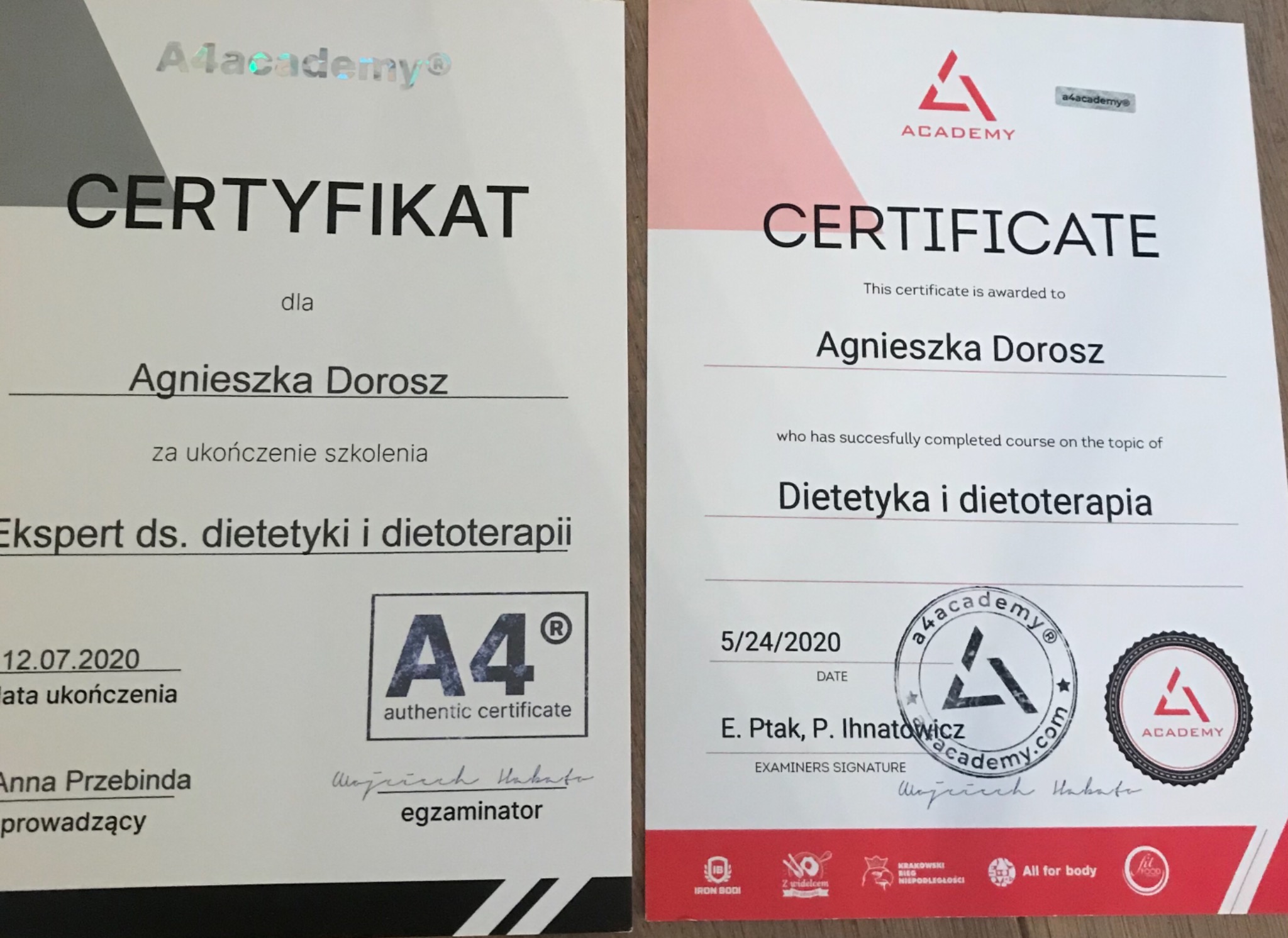 Dwa certyfikaty ukończenia szkolenia z dietetyki i dietoterapii, jeden w języku polskim, drugi w języku angielskim, oba wydane przez A4academy dla Agnieszki Dorosz, z datami 12.07.2020 i 5/24/2020.