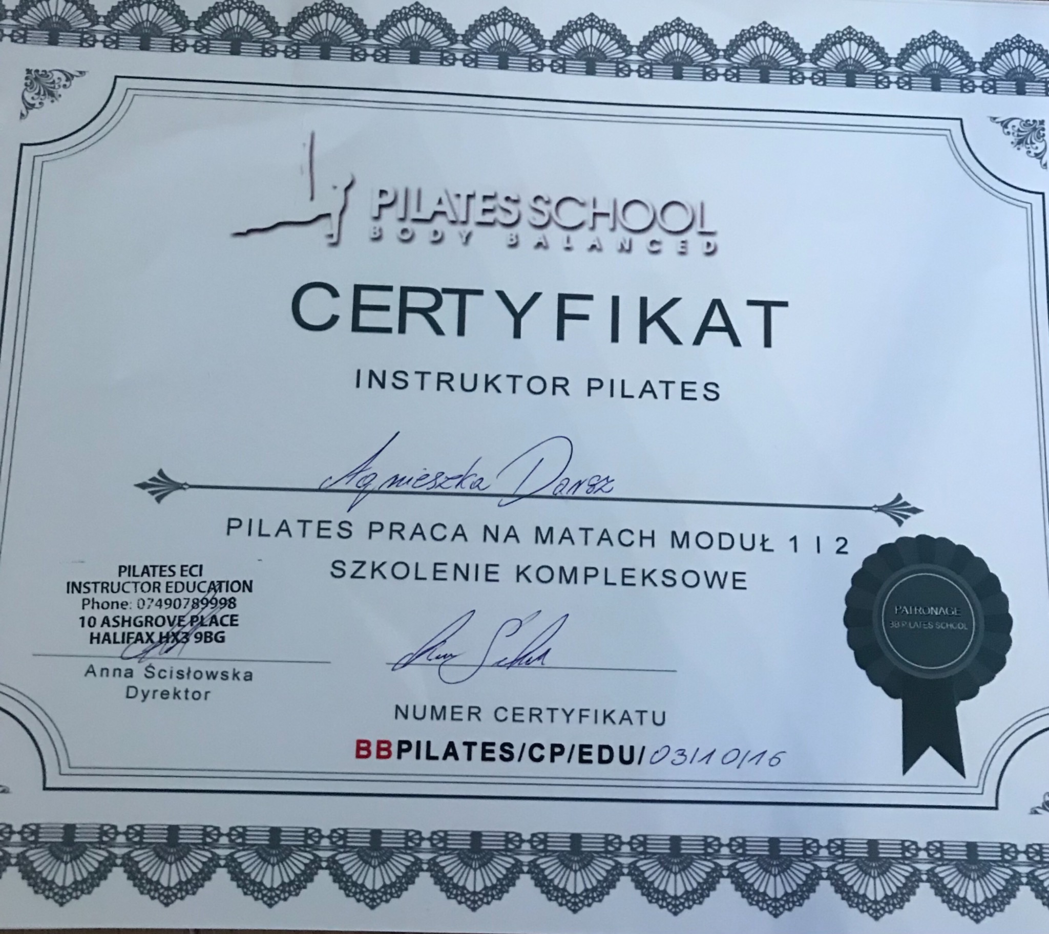 Certyfikat ukończenia kursu instruktora Pilates, z logo Pilates School, podpisami i numerem certyfikatu.