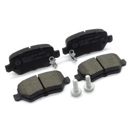 Moto-Hurt SC A.L.T. Machura - Zestaw czterech klocków hamulcowych z metalowymi zaczepami i dwoma śrubami na białym tle, widoczne oznaczenia 90R-01834/2657 i SK2500.