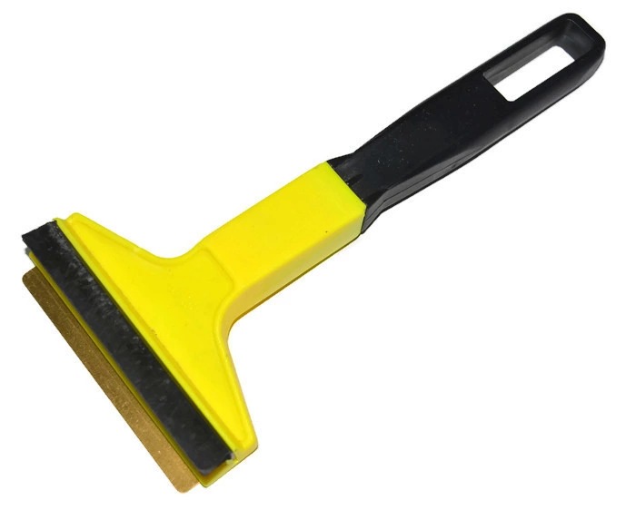 Żółty skrobak do szyb samochodowych z czarną gumową krawędzią i uchwytem, ujęcie z bliska na białym tle.