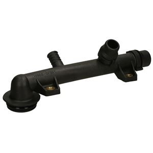 Czarny, plastikowy króciec wodny układu chłodzenia silnika samochodowego z trzema króćcami o różnych średnicach i mocowaniami na śruby, sfotografowany na jasnym tle.