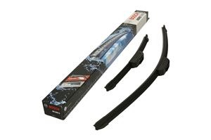 Nowe wycieraczki samochodowe marki Bosch, ułożone obok oryginalnego opakowania z widocznym logo i oznaczeniem modelu, na jednolitym, jasnym tle.