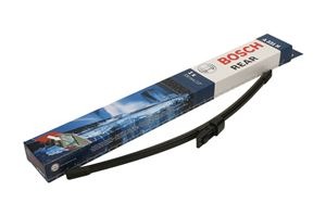 Nowe wycieraczki samochodowe Bosch Rear w opakowaniu, dostępne w Łodzi. Widoczny model wycieraczki i pudełko z grafiką przedstawiającą jazdę w deszczu.