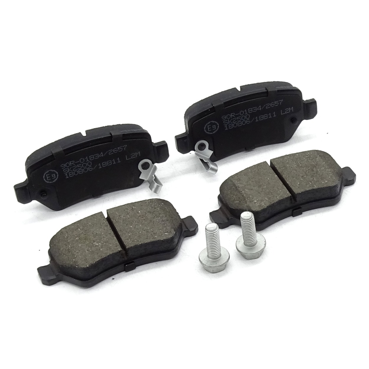 Zestaw czterech klocków hamulcowych z metalowymi zaczepami i dwoma śrubami na białym tle, widoczne oznaczenia 90R-01834/2657 i SK2500.