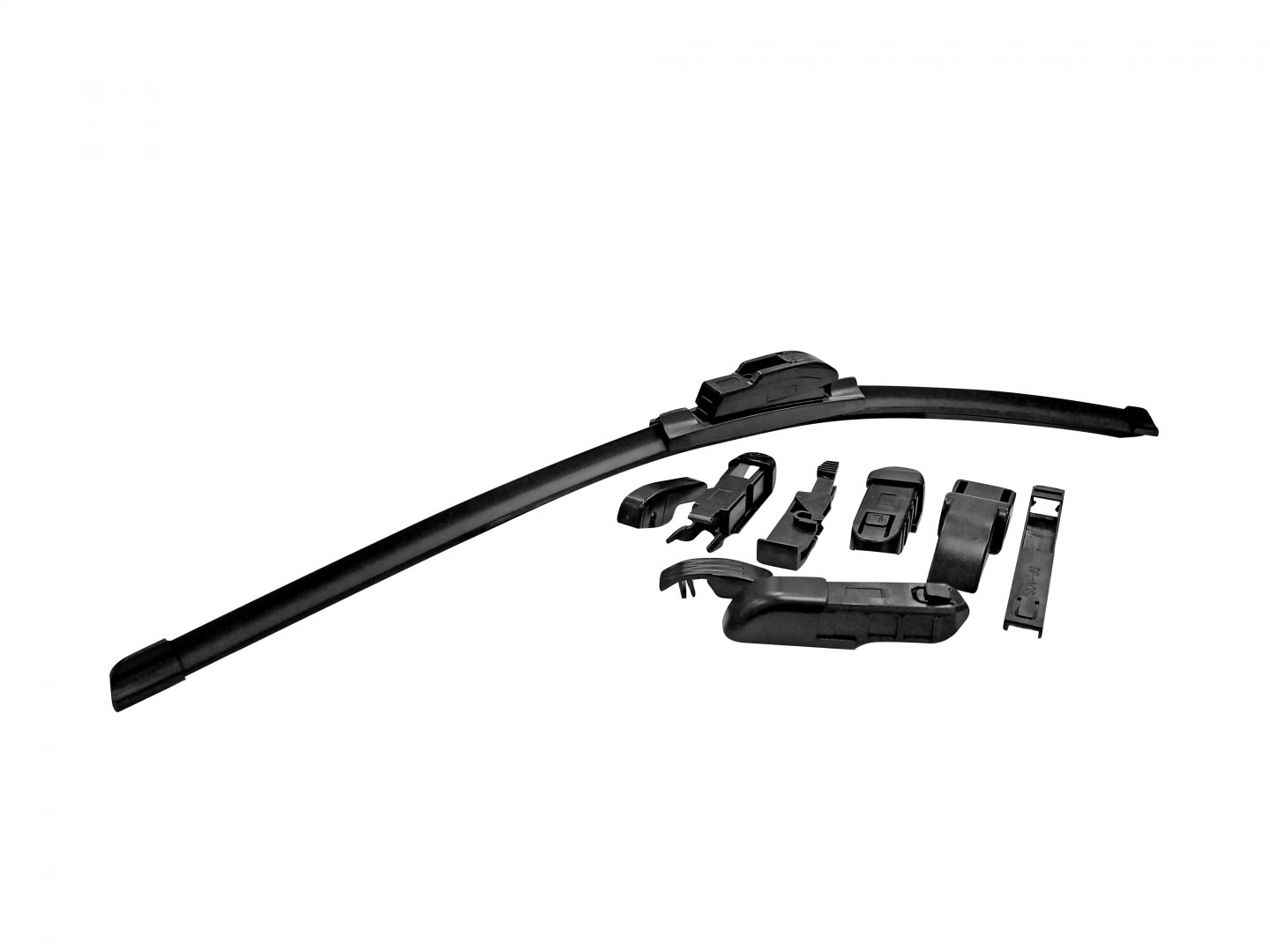 Nowe, czarne pióro wycieraczki samochodowej z zestawem adapterów do montażu, ułożone na białym tle.