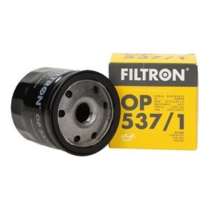 Filtr oleju Filtron OP 537/1 obok żółtego pudełka z logo Filtron, widoczne otwory filtra i uszczelka, na białym tle.